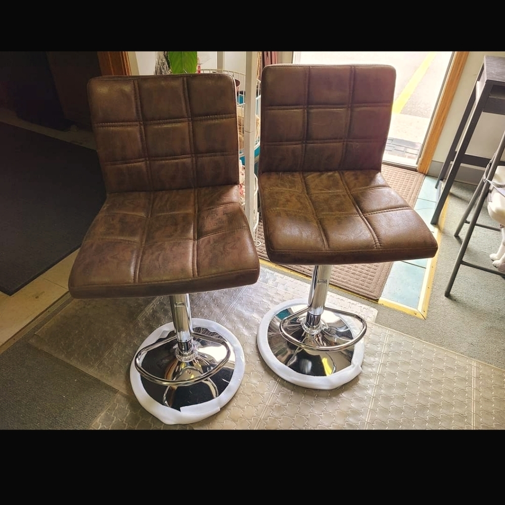2 Adjustable Stools